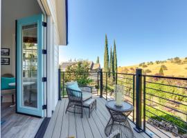 Steps to Sutter Creek Chic Wine Country Cottage，位于Sutter Creek的酒店