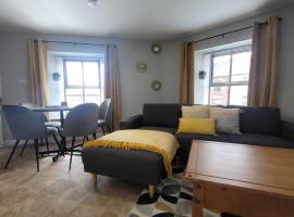 Quirky Modern Apartment in Kerry，位于特拉利的酒店