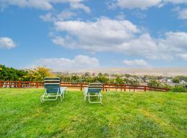 Hot Tub and Sweeping Views Apt in Clarkston!，位于Clarkston的酒店