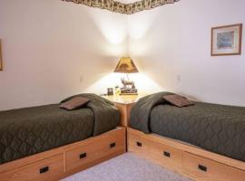 Vermont 3BR Family Suite Smugglers，位于Cambridge的酒店
