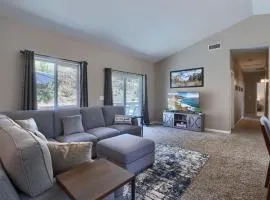 Yosemite Hilltop Gated Villa near Oakhurst, Bass Lake and Mariposa w EVCharger Hottub Grill and Awesome Views!