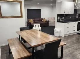 OakTree Entire Holiday Home, Sleeps 8 to12