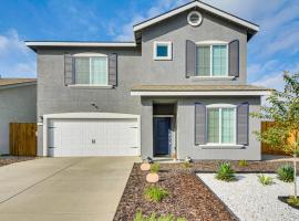 Chowchilla Home with Private Patio!，位于乔奇拉的酒店