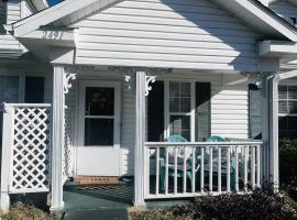 Charming 2 bdr 1 bath home fenced byard N Pensacola Pet Friendly Close to bases，位于彭萨科拉的酒店