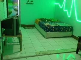 Hostel Momi Sri，位于茂物的酒店