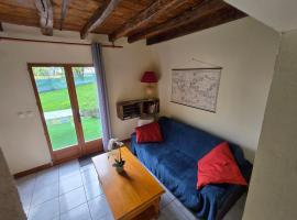 maison volet rouge，位于Devay的酒店