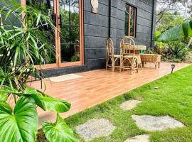 Casita Ysla Tiny Home with garden kitchen wifi 2 scooters，位于爱妮岛的酒店