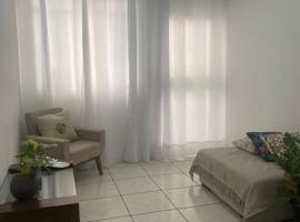 Apartamento inteiro térreo - hospeda confortavelmente até 6 pessoas - Ipatinga -MG，位于伊帕廷加的酒店