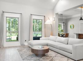 Towering Pines - 3 Beds, Near Lake, Huge Backyard，位于Flint的酒店