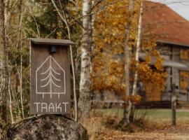 Trakt Forest Hotell Hotellstugor，位于Holsbybrunn的酒店