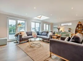High Tides Elegant & Modern 4-Bedroom Villa in Sandbanks
