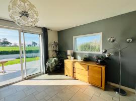 Maison dans cadre verdoyant, 20min des plages，位于Bréhand的酒店