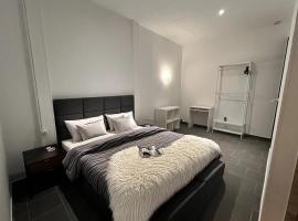 Rive Gauche B centre - gare - aéroport，位于沙勒罗瓦的酒店