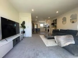 Stylish 2 Bed Retreat Close to CBD With Parking