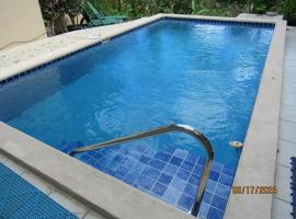 Mountain House with Pool in Altos del Maria，位于Sorá的酒店