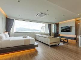 indigo Hotel Hatyai 1 Phet Kasem Road，位于合艾的带停车场的酒店