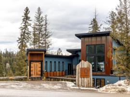 Ski in Ski Out with Huge Game Room and Hot Tub，位于弗尼的酒店