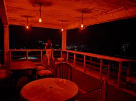 Hotel Suraj Inn - Rooftop Cafe With Hampta View Near Hadimba Temple，位于马拉里的公寓