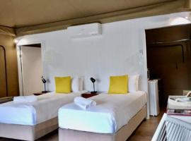 Safari Tent 7 Accessible，位于耐莉湾的酒店