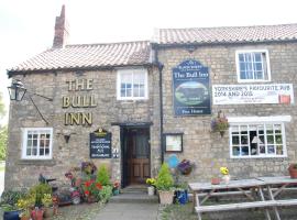 The Bull Inn West Tanfield，位于里彭轻水谷主题公园附近的酒店