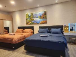 Spacious 2 King Bed Family Room 56 Sqm PODOMORO APARTMENT Tower Liberty 21st Floor with Mall Direct Access，位于棉兰的酒店