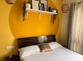 Sunflower Pvt Studio Room in Koregaon Park with AC WiFi Smart TV
