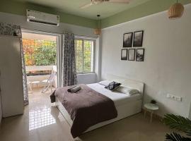 Ozone Pvt Studio Apt with Balcony in Koregaon Park Near Osho Ashram，位于浦那的酒店