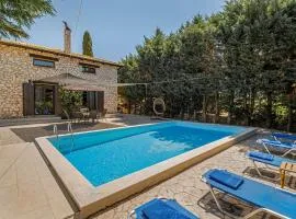 Villa Acqua, a luxury villa with private pool, 10 mins drive from the beach