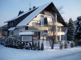 Ferienwohnungen Landhaus Meran inkl MeineCardPlus，位于维林根的带泳池的酒店