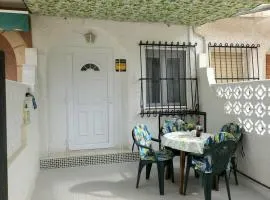 Bungalow Flamingo con terraza y playa，位于圣波拉的简易别墅