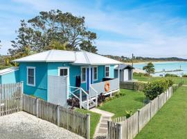 Aurora quintessential beachfront couples getaway，位于克拉龙的酒店