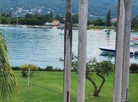 Dejai On The Bay，位于蒙特哥贝的带停车场的酒店