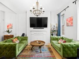 Cozy Pittsburgh Home with King Beds - short drive to all，位于匹兹堡的酒店