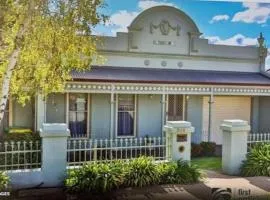 Cheerful 2 bedroom townhouse with secure parking