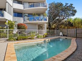 Pristine 2-Bed Apartment with Pool and Balcony，位于日出海滩的酒店