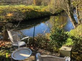 Côté Rive, au bord de la rivière La Moselotte et terrasse