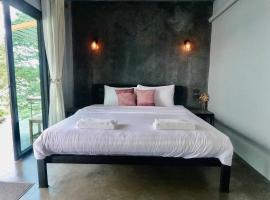 OYO 75530 By the dam cafe and farmstay，位于Plai Phraya的酒店