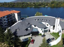 Prenoćište Srebrno Jezero，位于大格拉迪什泰的带停车场的酒店