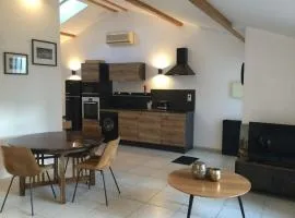 Maisonnette pour 4 pers piscine de mai à sept 2hrs par jour