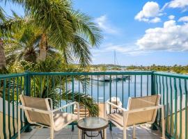 Exquisite Yacht Club Townhome，位于The Bight Settlements的酒店