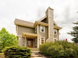 Mont Tremblant Bliss - Luxury Ski-Golf Retreat by Instant Suites，位于蒙特朗布朗的酒店