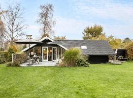 3 Bedroom Lovely Home In Tisvildeleje，位于齐斯维勒莱厄的酒店
