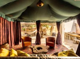 The Sultans Tent at Caesarea by Sea N Rent，位于凯撒利亚的豪华帐篷