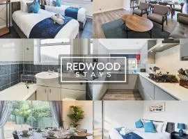 3 BEDROOM SERVICED HOUSE WITH FREE PARKING FOR 2 CARS, FREE WiFi, PERFECT FOR BUSINESS STAYS, FAMILIES, RELOCATIONS, EXTENDED STAYS, AND EMERGENCY ACCOMMODATION by REDWOOD STAYS
