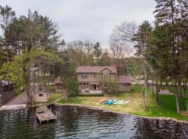 -Lake House Vacation Sleeps 12 Private Dock，位于Waupaca的酒店