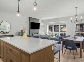 Outdoor heated pool and hot tub Stunning 3Bd sanctuary