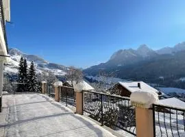 Large 3 bed apartment with mountain views, pool and gym