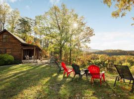Riverfront Log Cabin w Fireplace Grill & Fire Pit，位于Paw Paw的酒店