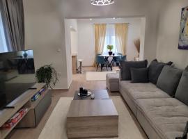 Luxury Captain's Corner in Trikala, 3BD，位于特里卡拉的酒店