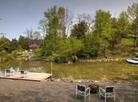 Cozy Athens Cabin on the Lake with Hot Tub & Backyard，位于Athens的酒店